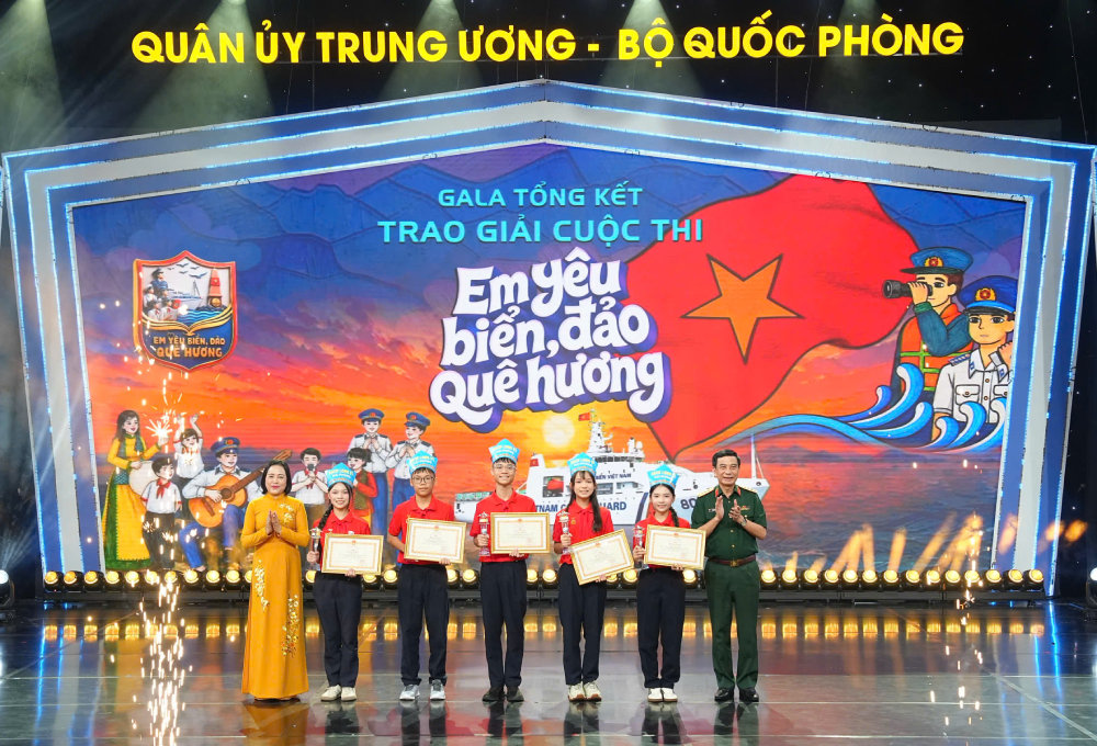 Trao giải Nhất cuộc thi Em yêu biển đảo quê hương