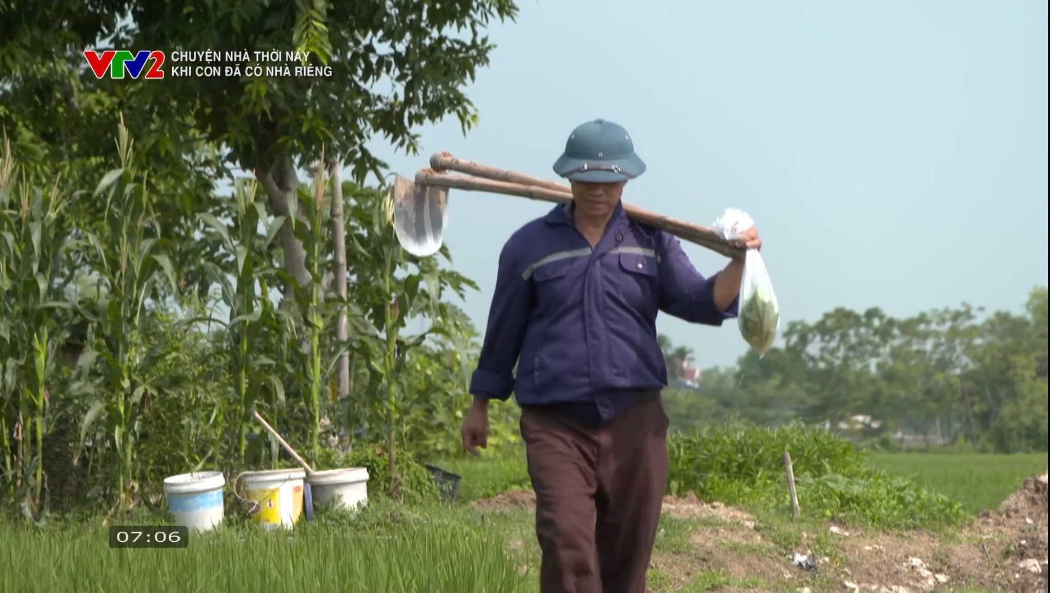 Ông Hồ Sĩ Minh, người cha và là người ông chăm chỉ, luôn hết mình vì con cháu.