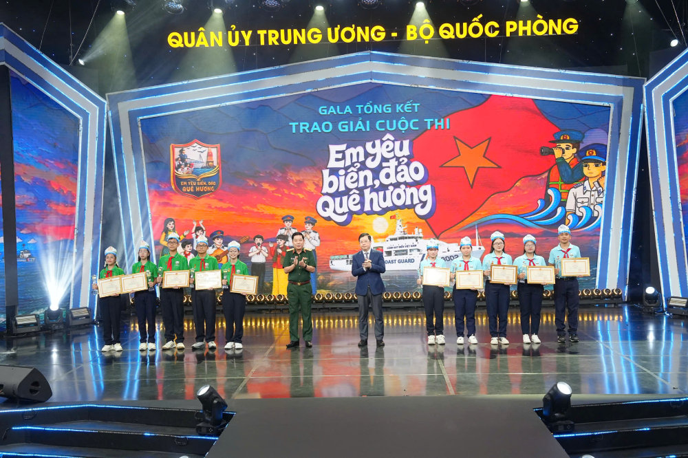 Trao giải Nhì cuộc thi Em yêu biển đảo quê hương