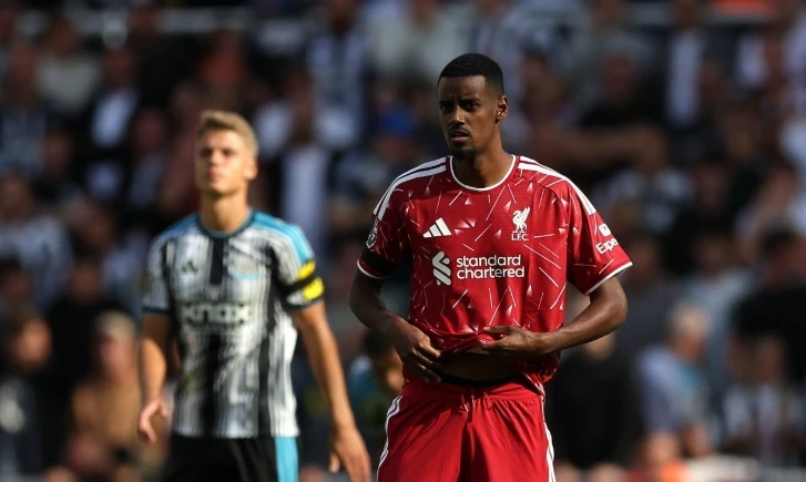 Alexander Isak thi đấu mờ nhạt trong ngày gặp lại đội bóng cũ
