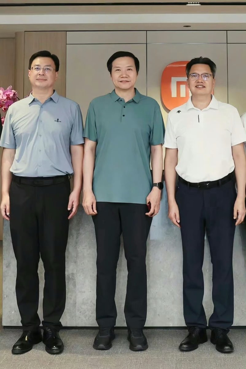Hình ảnh Xiaomi MIX Ultra trên tay CEO Lei Jun