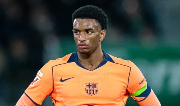 Alejandro Balde đối diện tương lai bất định tại Barcelona