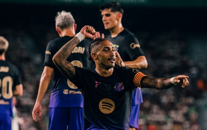 Raphinha thi đấu chói sáng trong chiến thắng của Barcelona