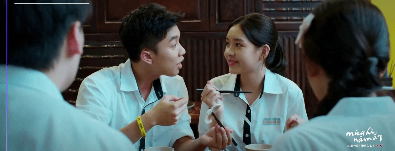 Khánh và Phương quấn quýt bên nhau khiến nhóm bạn ngạc nhiên