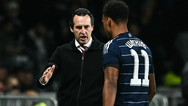 HLV Unai Emery từ chối trả lời trực tiếp về tương lai của Ollie Watkins