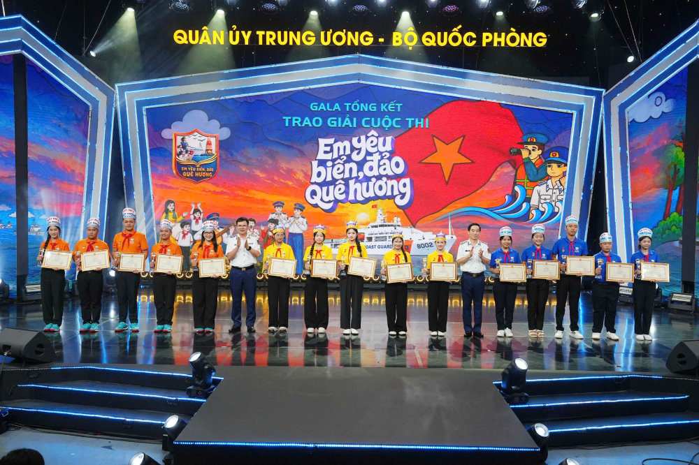 Trao giải Ba cuộc thi Em yêu biển đảo quê hương