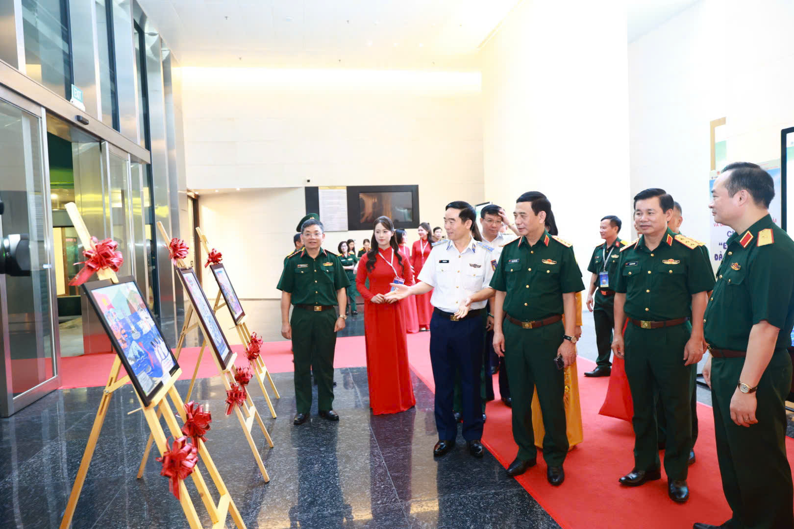 Đại tướng Phan Văn Giang cùng đại biểu tham quan triển lãm tranh