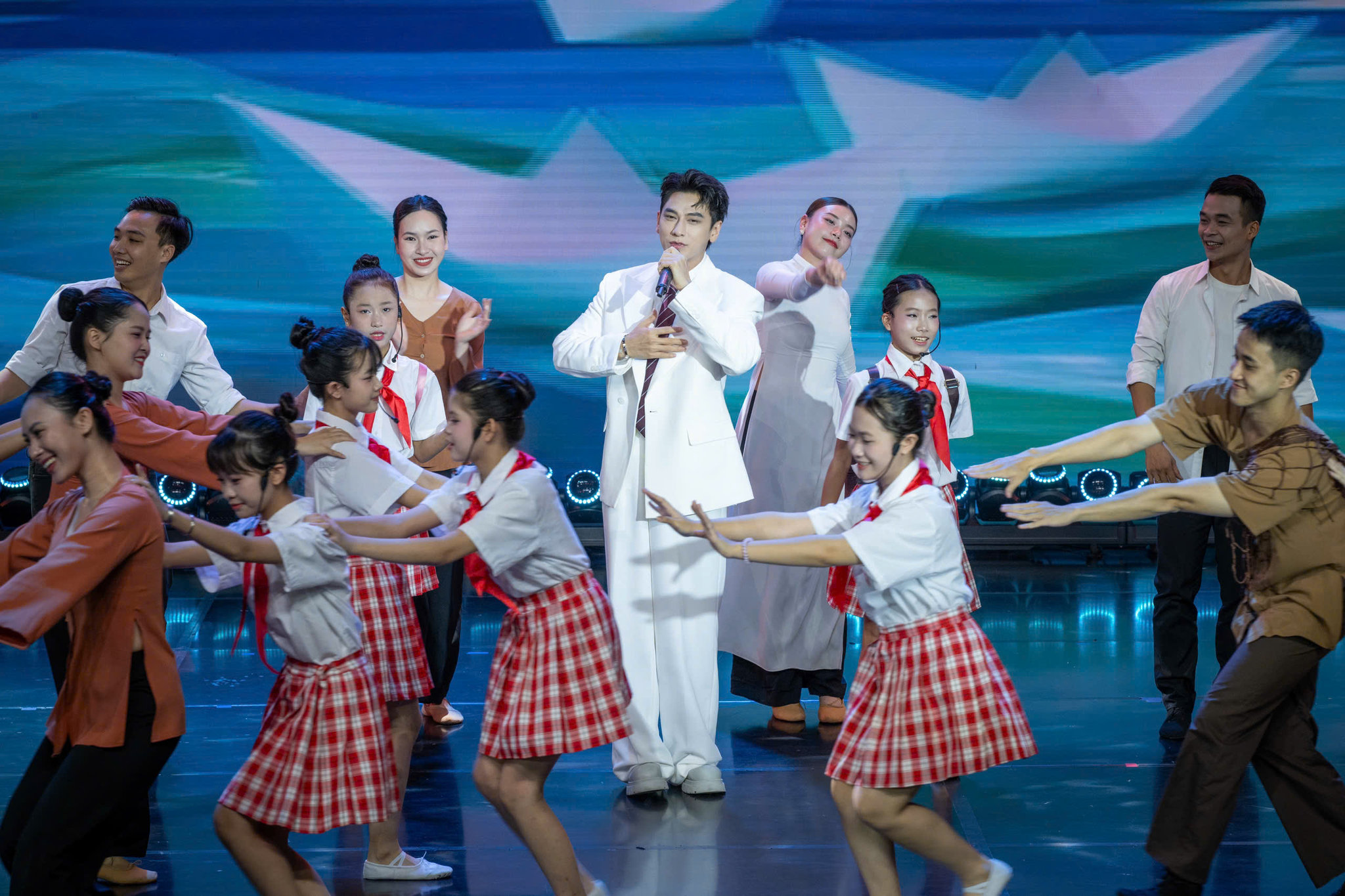 Biểu diễn văn nghệ tại Gala tổng kết