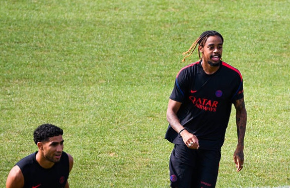 Liverpool gặp bế tắc trong thương vụ Barcola