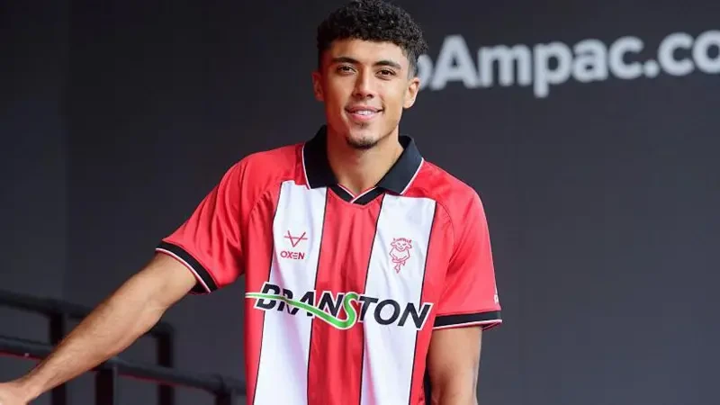Ethan Wheatley chính thức ra mắt câu lạc bộ Lincoln City