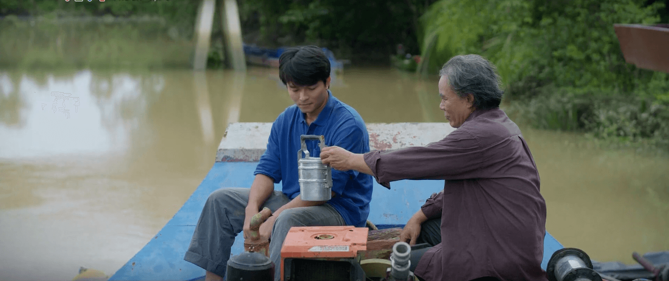 Chơn túc trực bên bờ sông vì lo lắng tình trạng sạt lở Bình Hòa
