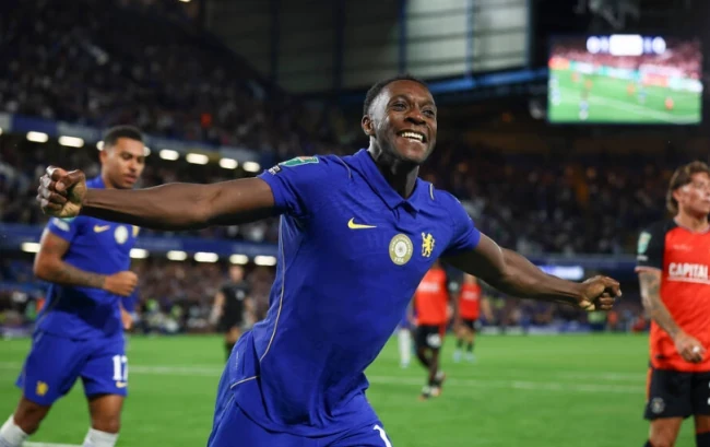 Welbeck ghi bàn cho Chelsea. Ảnh: Imago.