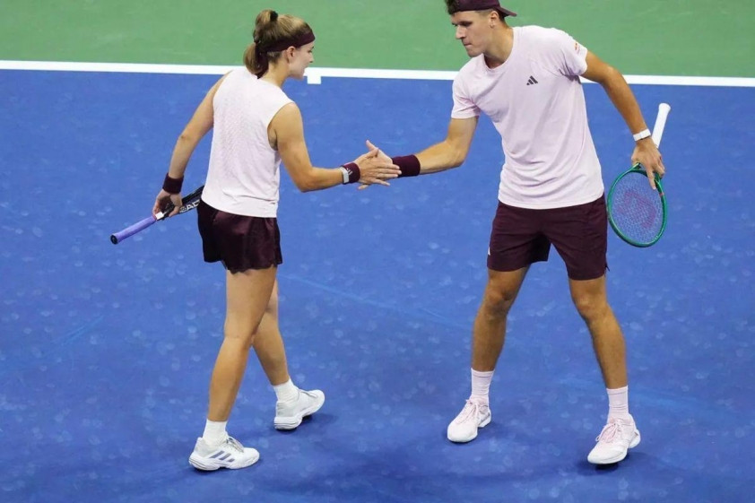 Bộ trang phục thi đấu của Karolina Muchova và Jakub Mensik