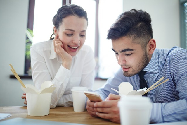 Bọ Cạp nữ khi yêu lại dễ trở nên si tình, mềm lòng. Sự bao dung đôi khi khiến họ chịu đựng quá nhiều.