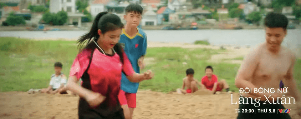 Bạn bè chúc mừng Minh đỗ đại học trong khi cô ấp ủ ước mơ bóng đá