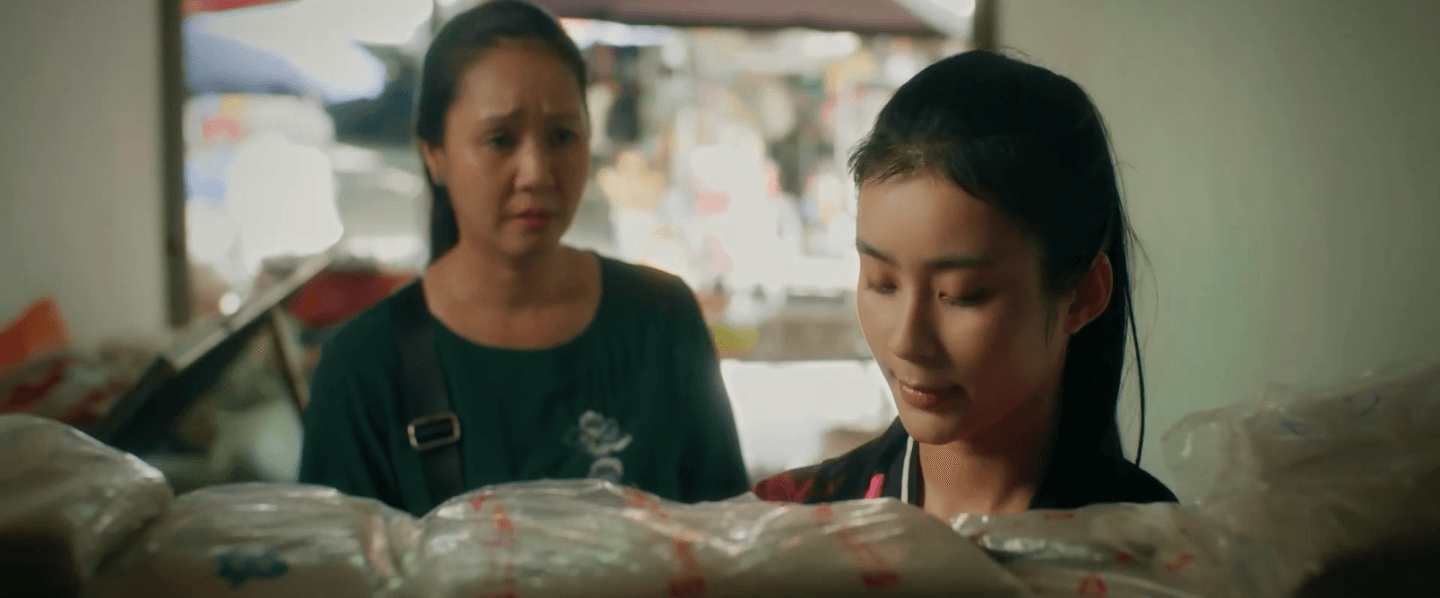 Mẹ của Minh thấu hiểu những áp lực thi cử mà con gái phải trải qua