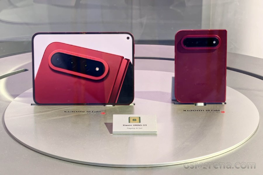 Xiaomi 18 Fold có tông màu đỏ bắt mắt