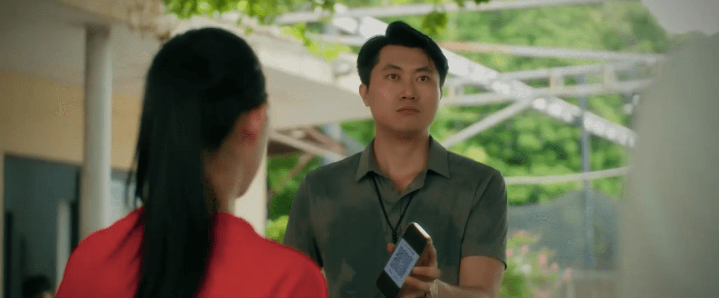 Minh thể hiện năng khiếu bóng đá trong các trận đấu cùng thanh niên trong làng