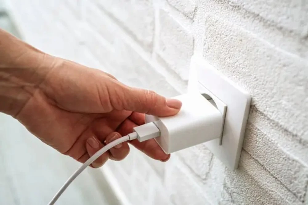 Các chuyên gia điện khuyên người dùng rút sạc khi không sử dụng