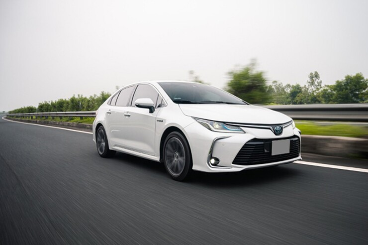Chi tiết đuôi xe Toyota Corolla Altis