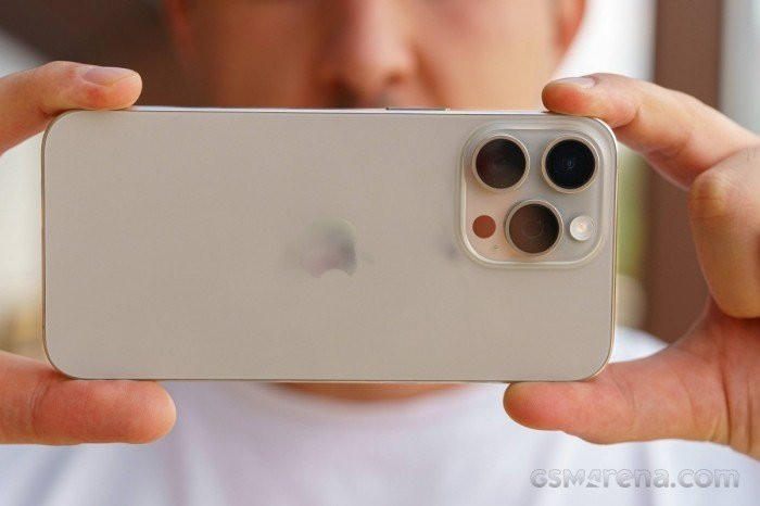 Màn hình 6.7 inch sắc nét trên iPhone 15 Pro Max