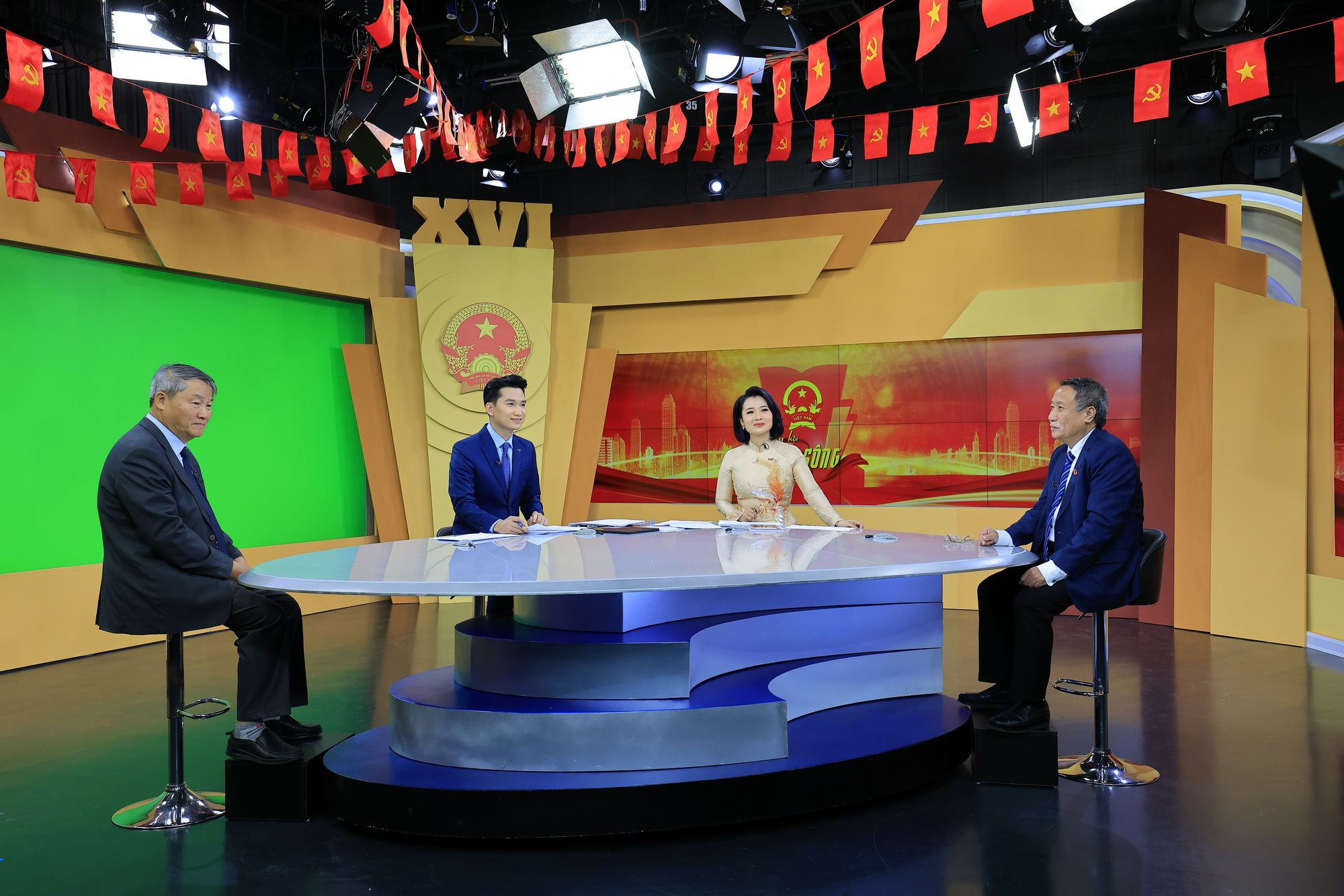 Hai BTV Huy Hoàng và Hoài Lương cùng các khách mời trong chương trình cầu truyền hình Ngày hội non sông