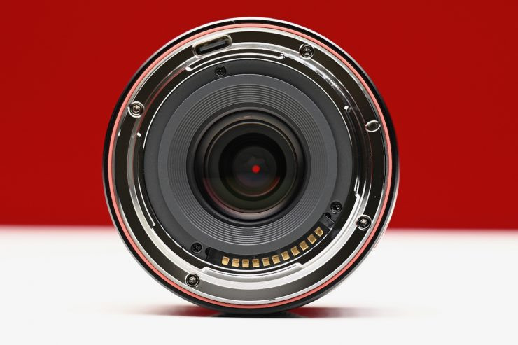 Loa che nắng kèm ngàm kính lọc 43mm trên Viltrox AF 26mm F2.8 EVO