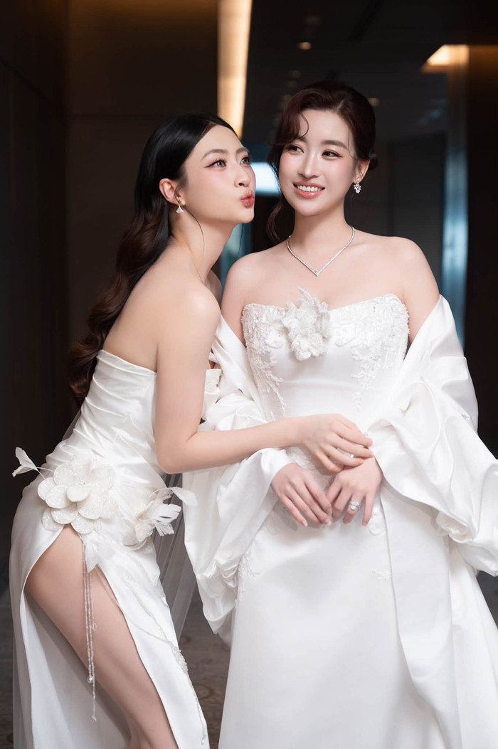 Lương Thùy Linh thân thiết đọ sắc bên Đỗ Mỹ Linh.