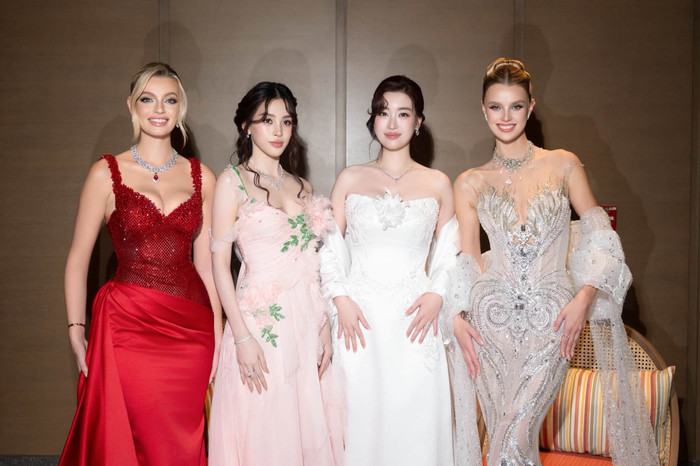 Đỗ Mỹ Linh chung khung hình với Tiểu Vy, Miss World 2021 và Miss World 2024.
