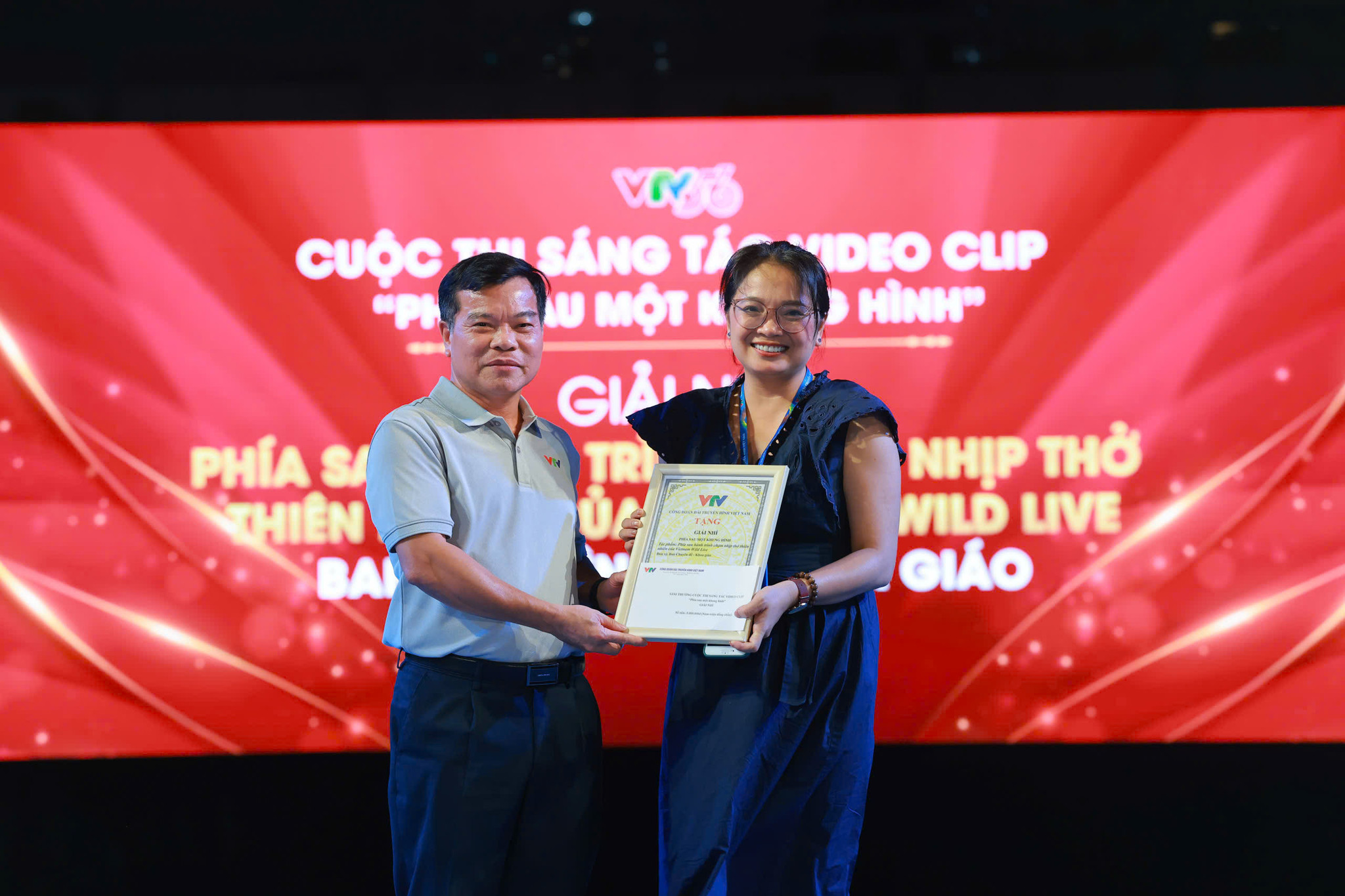 Phó Tổng Giám đốc Đinh Đắc Vĩnh trao giải cuộc thi
