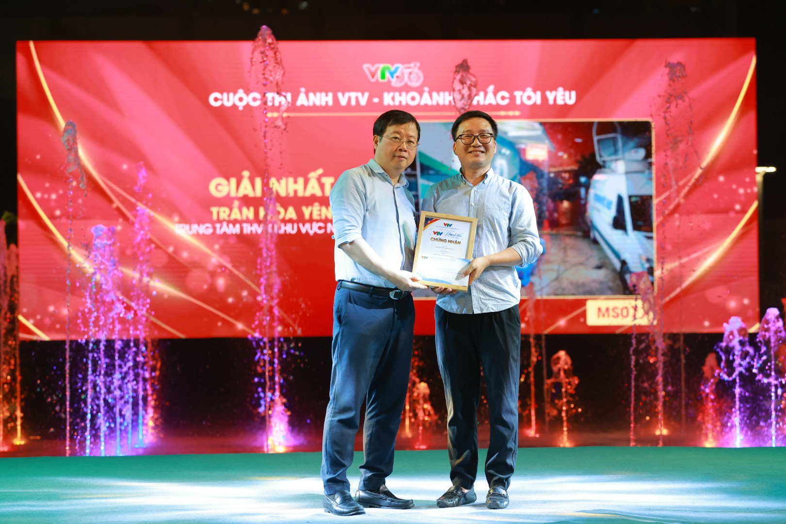 Tổng Giám đốc Nguyễn Thanh Lâm trao giải cuộc thi ảnh
