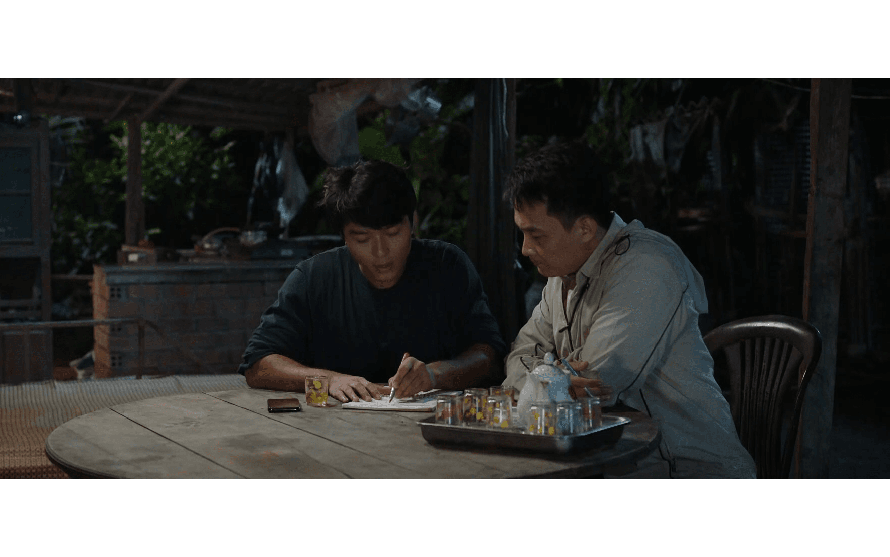 Chơn và Thuận theo dõi hoạt động hút cát trên sông