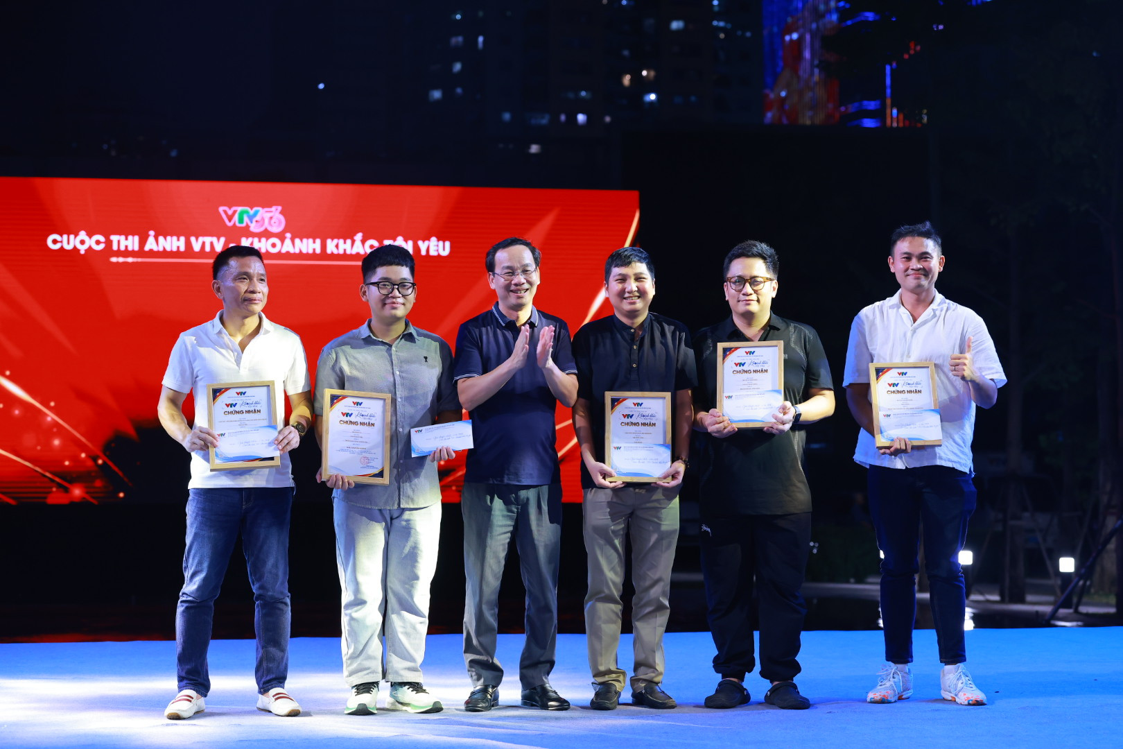 Phó Tổng Giám đốc Lê Quyền trao giải