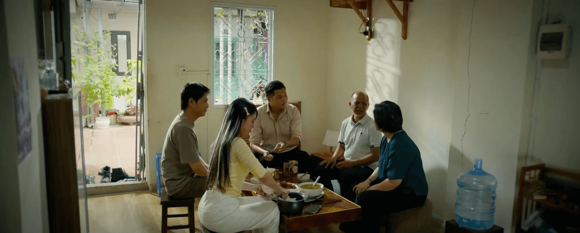 Hoàng trò chuyện và động viên Khánh sau khi vụ việc được giải quyết