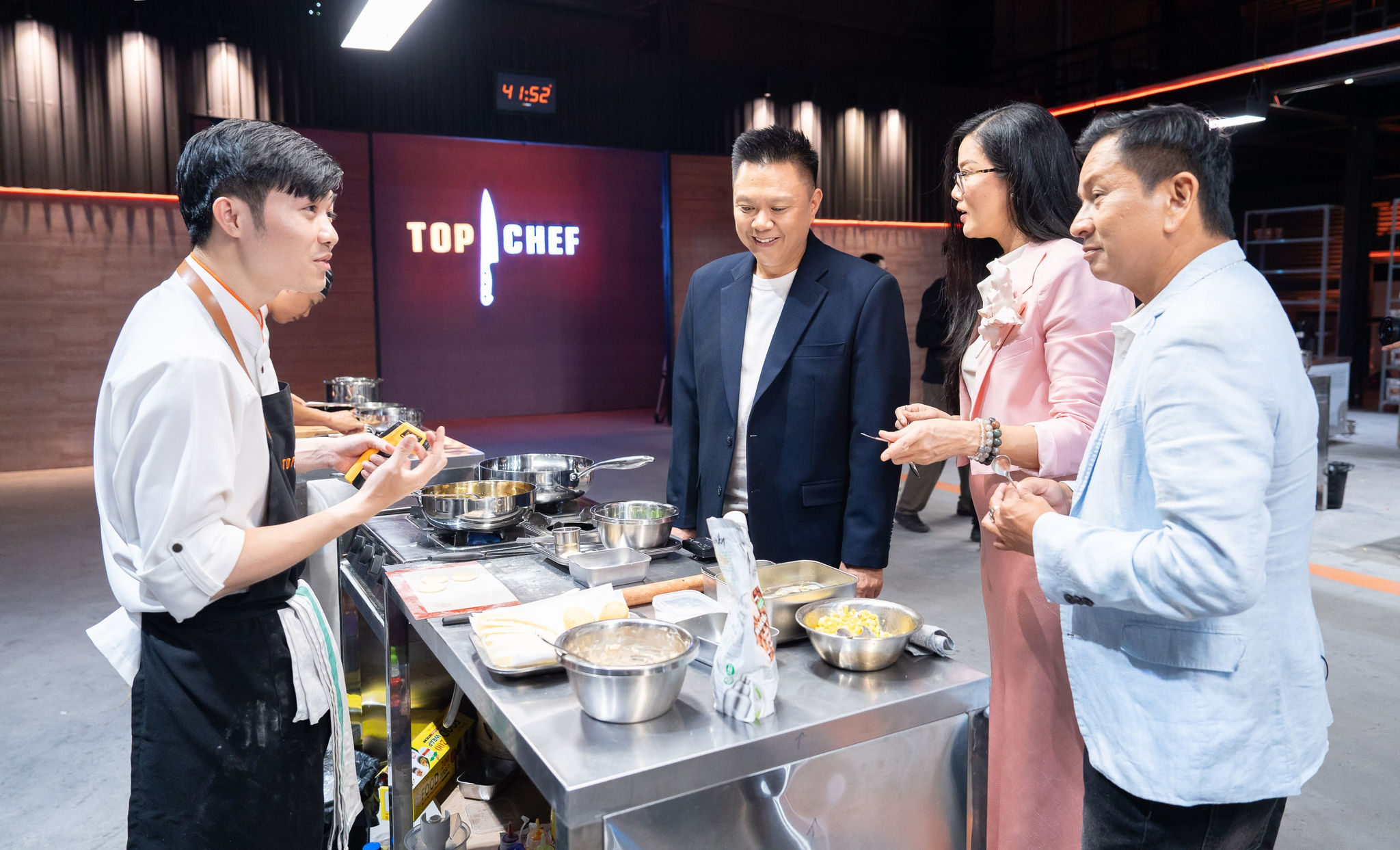 Chef Văn Hòa trình bày phần thi trước hội đồng giám khảo