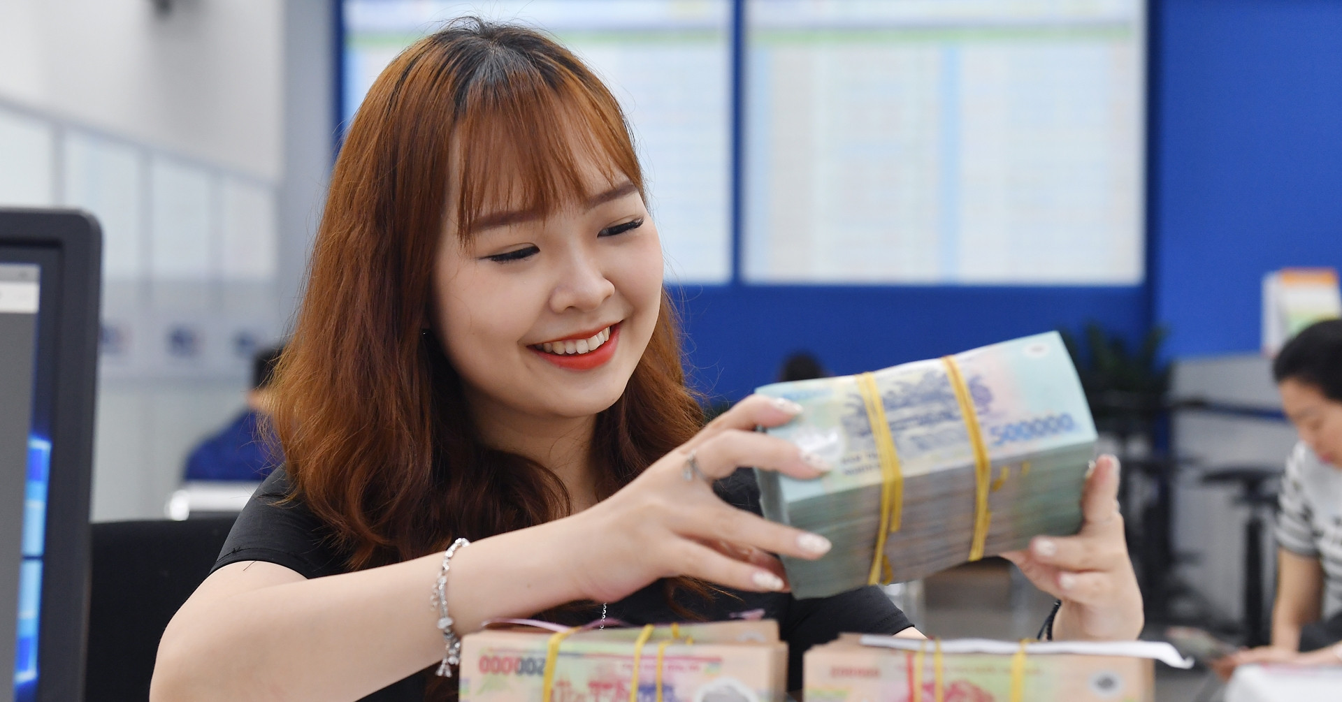 Khách hàng giao dịch tiền gửi tại ngân hàng