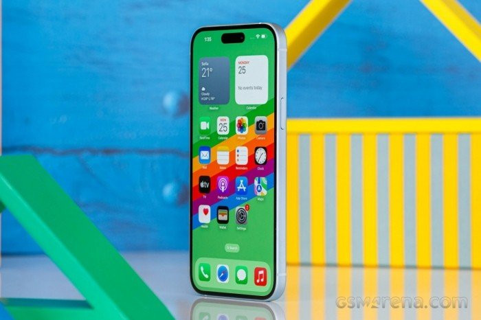 Thiết kế mặt lưng kính nhám và cổng kết nối Type-C mới trên iPhone 15 Plus