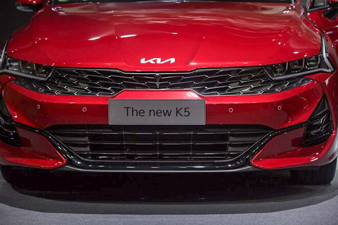 Thiết kế thân xe và mâm hợp kim 18 inch của KIA K5