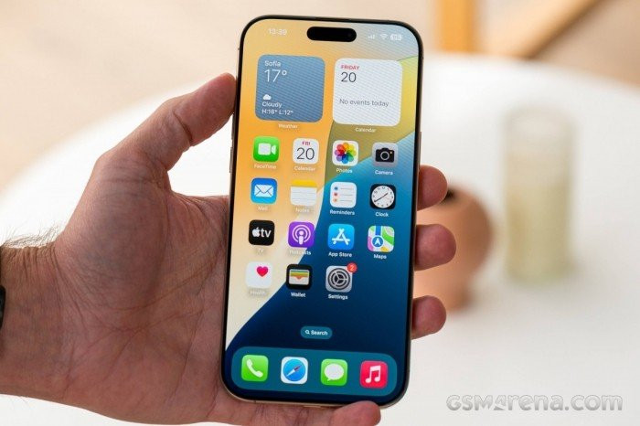 Khách hàng tìm mua iPhone tại các đại lý bán lẻ