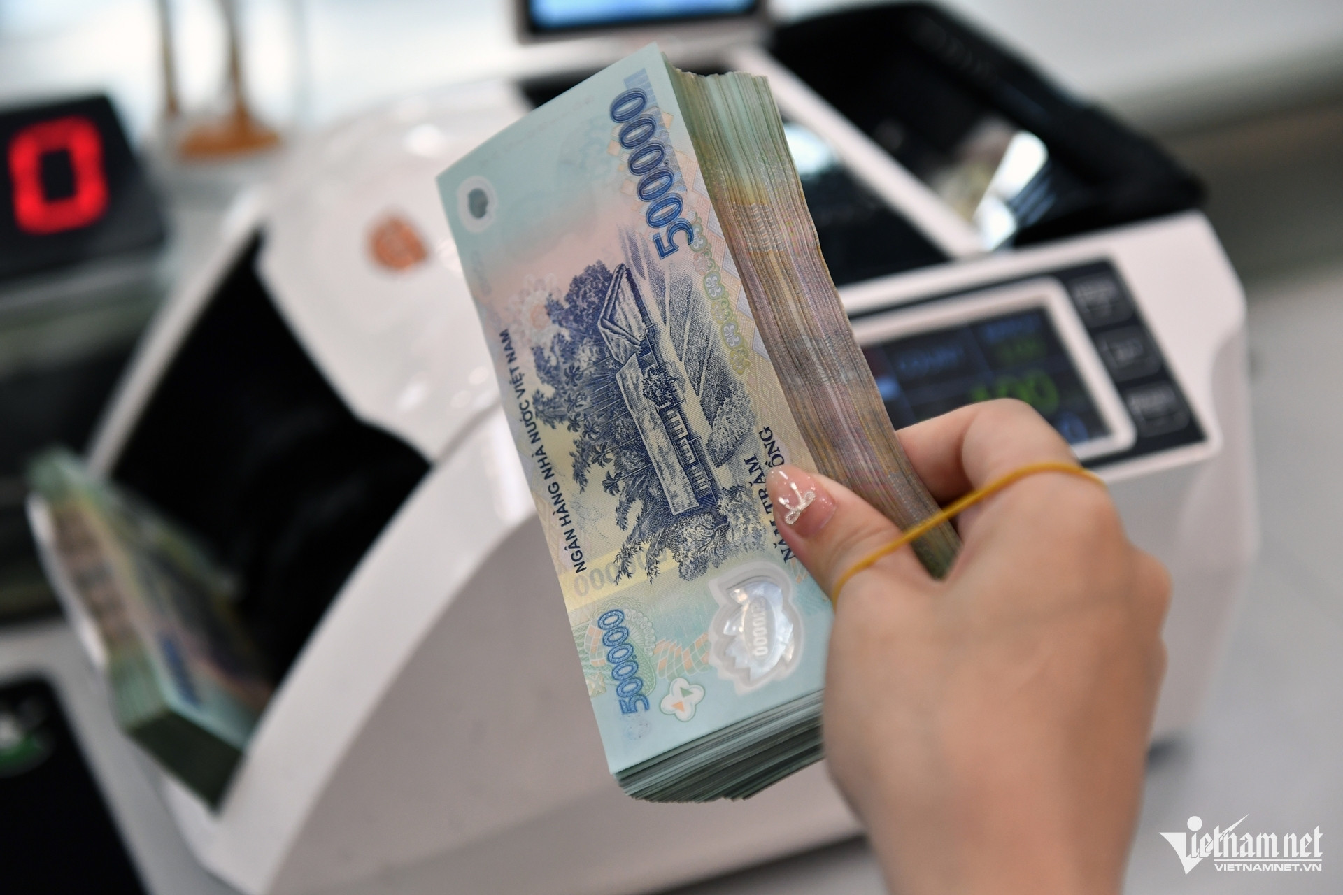 Thẻ tín dụng và cách tính lãi nợ quá hạn của ngân hàng