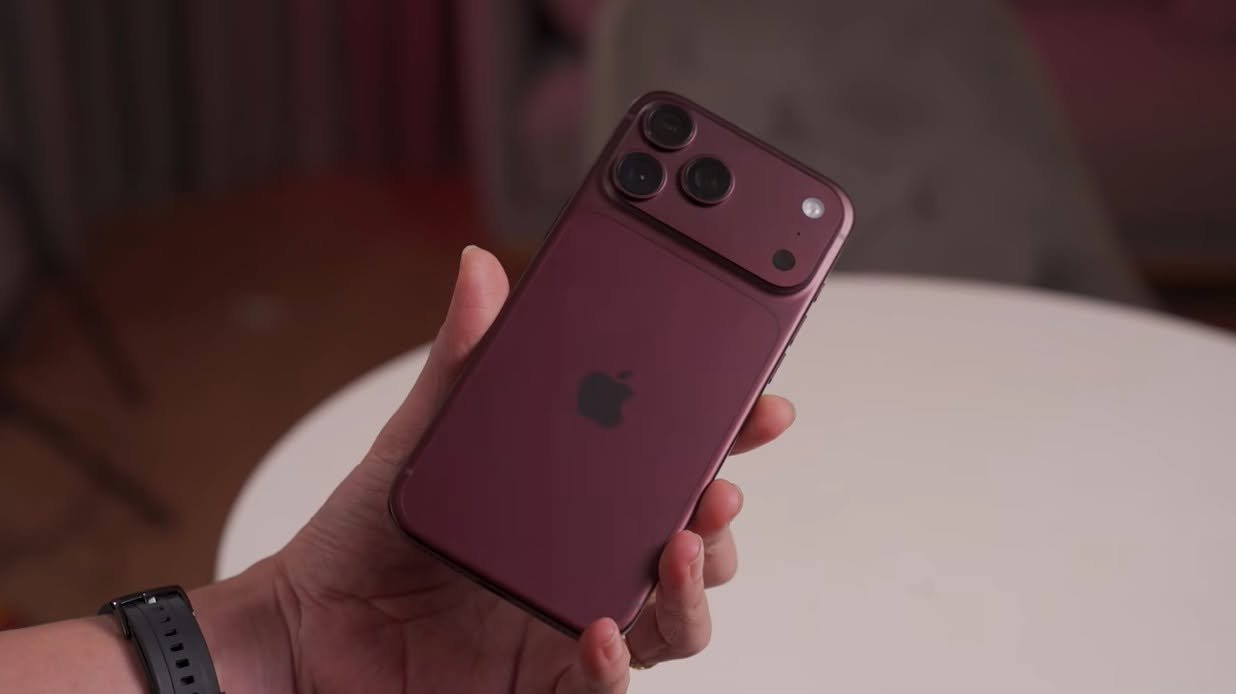 Chi tiết mặt lưng và khung viền của iPhone 18 Pro Max