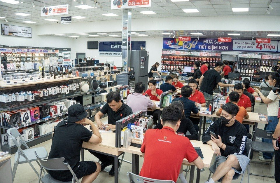Người dùng trải nghiệm và nhận máy iPhone 18 Pro tại cửa hàng