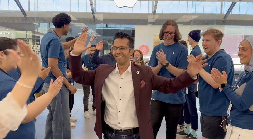 Mohit Kalra nhận iPhone 18 Pro Max tại Apple Store Melbourne