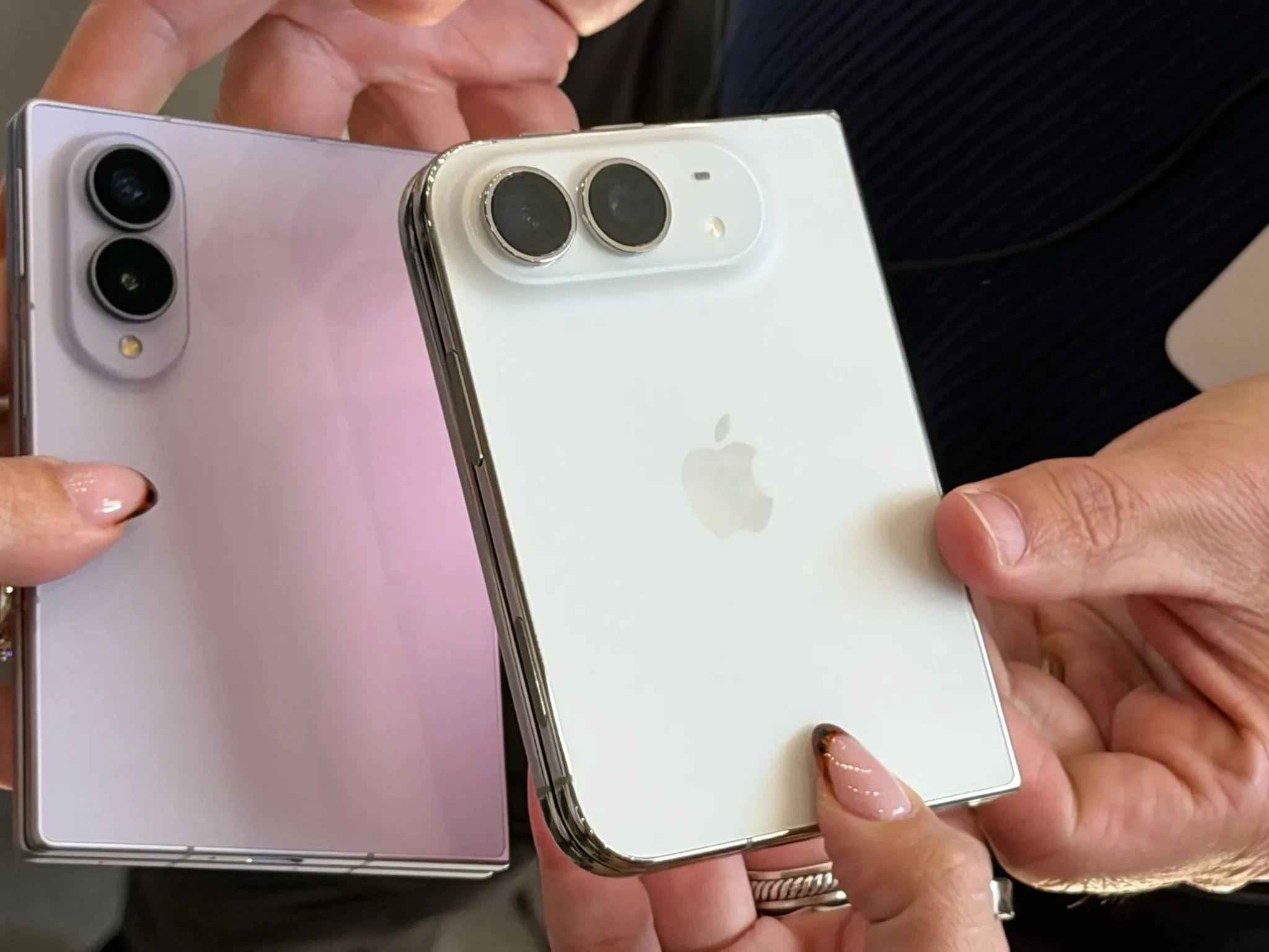 So sánh Galaxy Z Fold8 Ultra và iPhone Duo