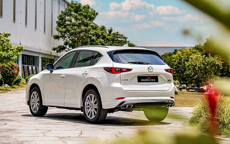 Phần đuôi xe Mazda CX-5 trang bị ống xả kép