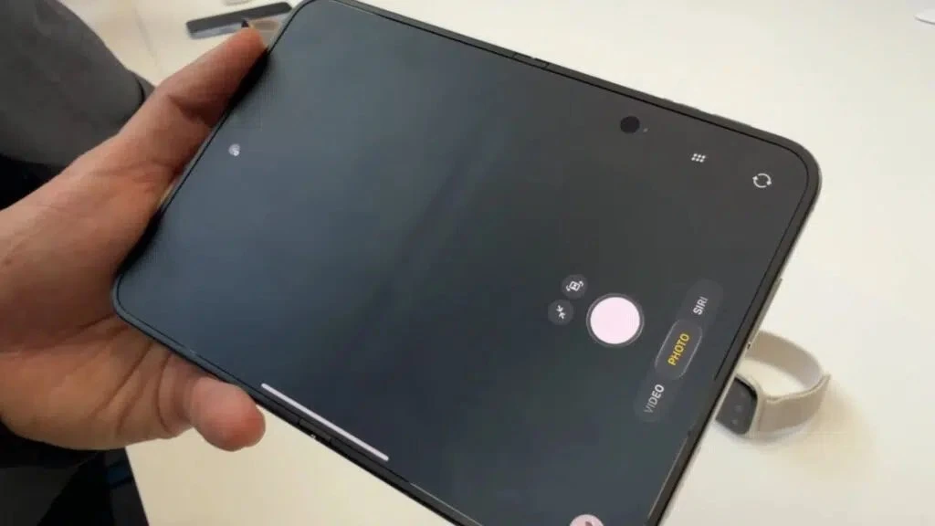 Vết gập của iPhone Duo vẫn có thể nhìn thấy ở một số góc nhất định