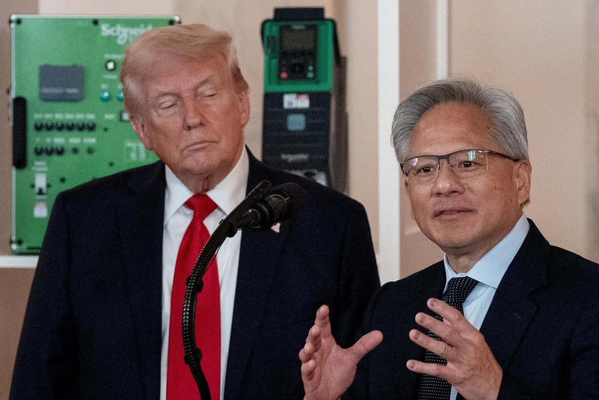 Tổng thống Trump và Jensen Huang có chung quan điểm trong cuộc đua AI