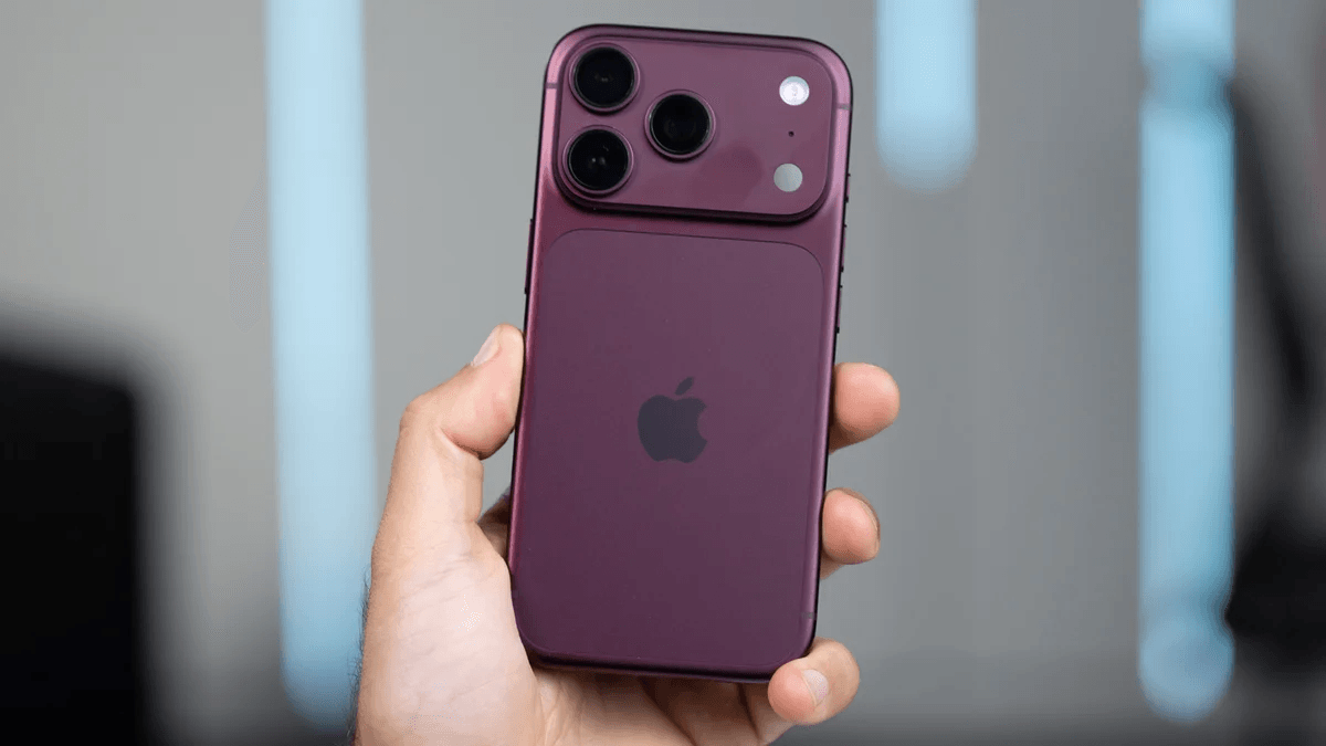 Chiếc iPhone 18 Pro nhỏ gọn màu đỏ rượu vang Burgundy