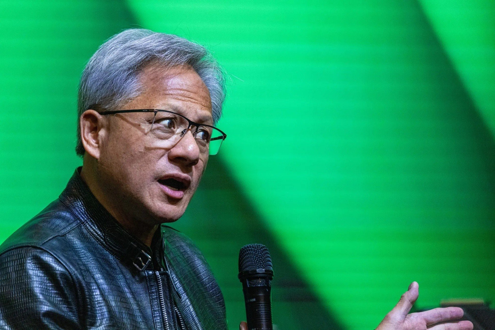 CEO Nvidia nói rằng các dự báo về AI đang bị thổi phồng