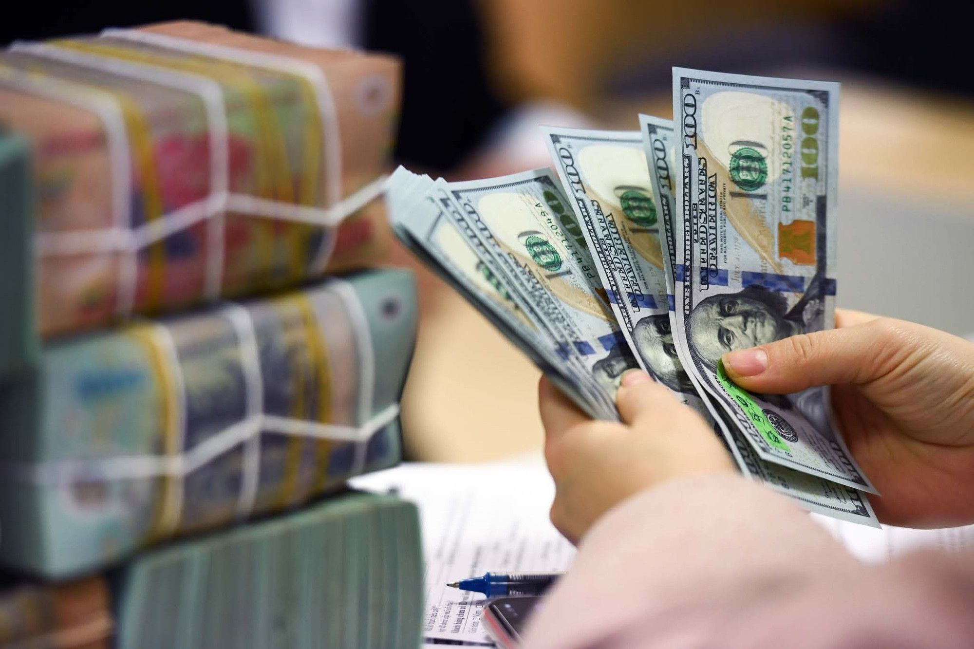 Khách hàng giao dịch tại quầy ngân hàng